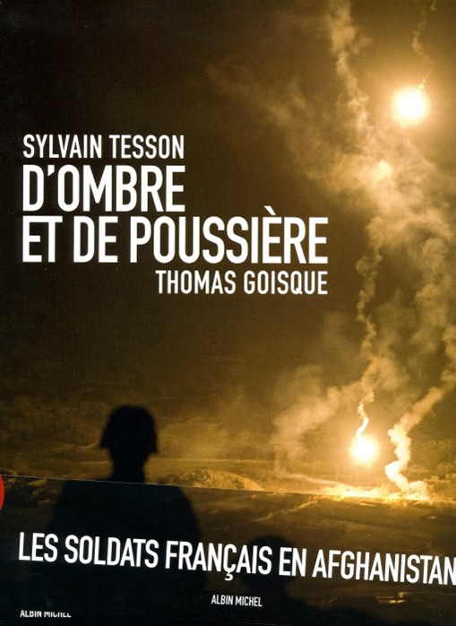 D’OMBRE ET DE POUSSIERE LES SOLDATS FRANÇAIS EN AFGHANISTAN par Sylvain Tesson et Thomas Goisque.